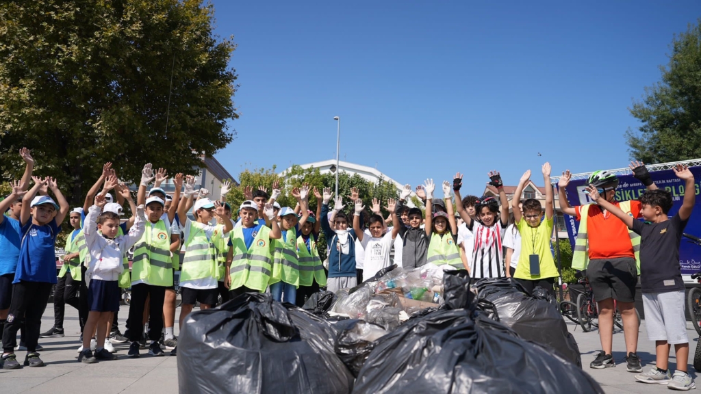 Düzce Belediyesinden Avrupa Hareketlilik Haftası ve Dünya Temizlik Günü dolayısıyla düzenlenen organizasyon