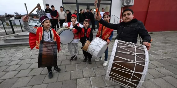 Duzcede-Miniklerden-Davullu-Manili-Ramazan-Karsilamasi-featured