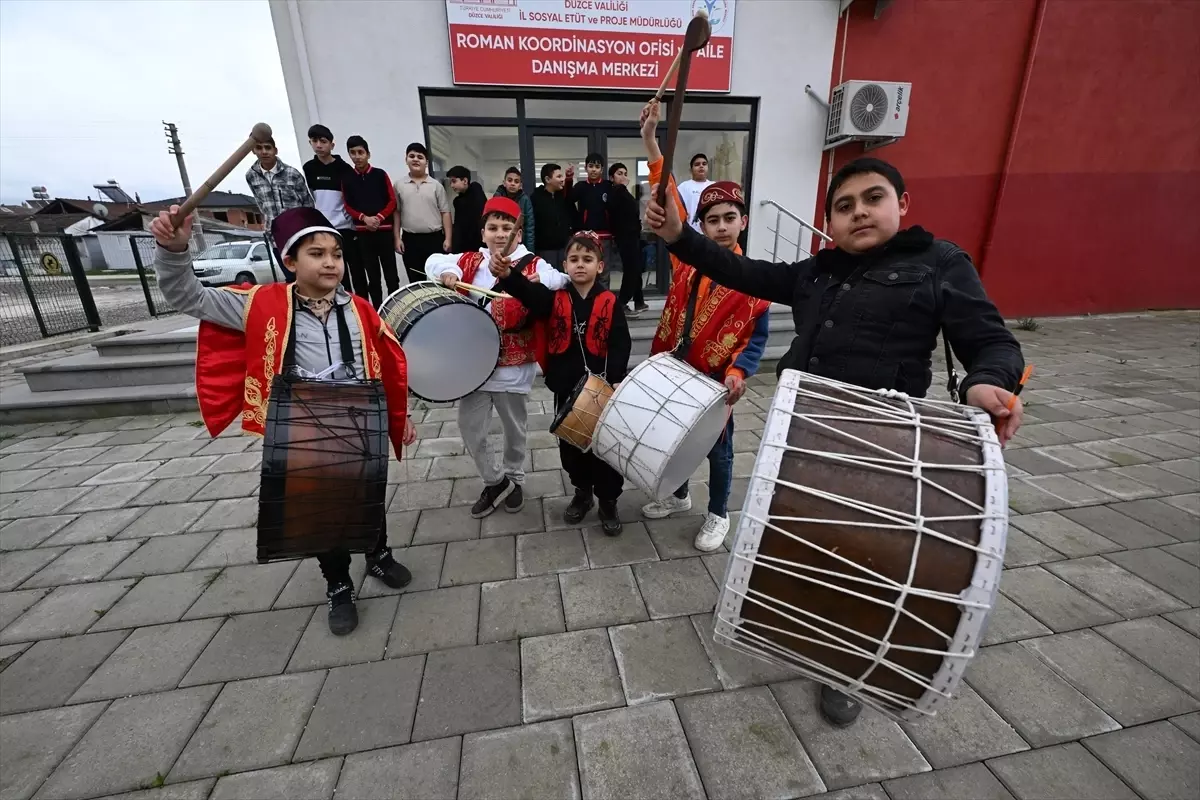 Duzcede-Miniklerden-Davullu-Manili-Ramazan-Karsilamasi-featured