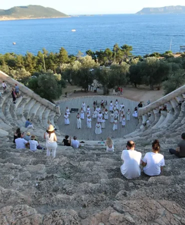 Antik-Tiyatronun-Tarihi-Dokusunda-Milli-Mac-Keyfi-featured