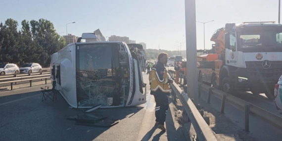 Istanbul039da-bariyerlere-carpan-midibus-devrildi-12-yarali-featured