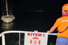 Bozcaada-Yakinlarinda-Tekne-Tehlikeden-Kurtarildi-featured
