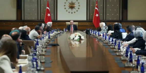 Erdogan-Vefat-Eden-Ogrencilerin-Aileleriyle-Bulustu-featured