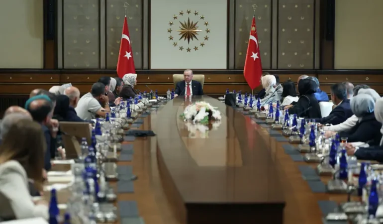 Erdogan-Vefat-Eden-Ogrencilerin-Aileleriyle-Bulustu-featured