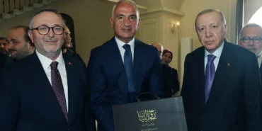 Bakan-Ersoy-Ismail-Hakki-Bursevinin-eserini-Erdogana-sundu-featured