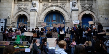 Fransada-Ogrencilerin-Egitim-Protestolari-Suruyor-featured