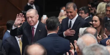 Izmir-Buyuksehir-Belediye-Baskani-Cemil-Tugay-AK-Partiye-Katildi-featured