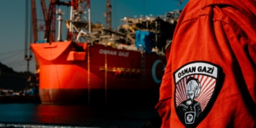 Turkiyenin-ilk-yuzer-uretim-platformu-Osman-Gazi-yola-cikti-featured